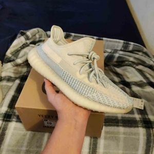 Yeezy 350 v2 cloud white